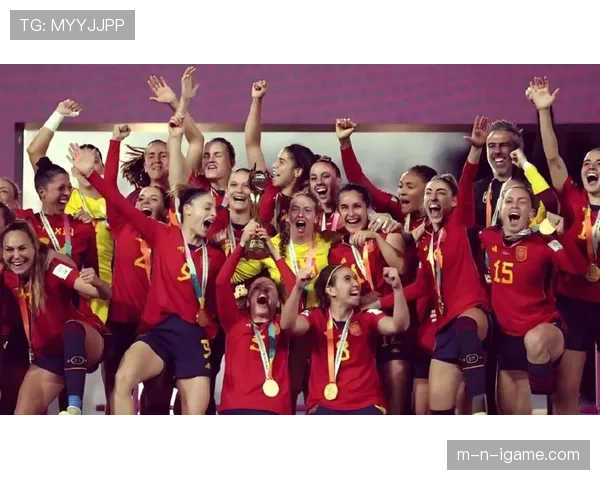 世界杯决赛再现经典对决，历史性时刻彰显球队竞争力与荣耀。