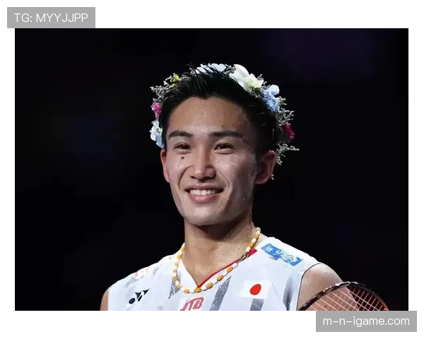 桃田贤斗赛场像神，下了飞机拎着塑料袋的样子竟然比赢球还抓眼球